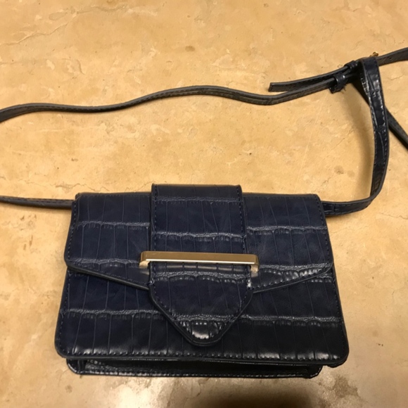 New Magnetic Closure Pouch Clutch - Picture 2 of 3